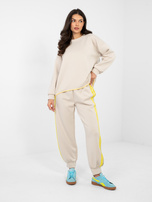 Jasnobeżowe spodnie z kontrastowymi lampasami RUE PARIS