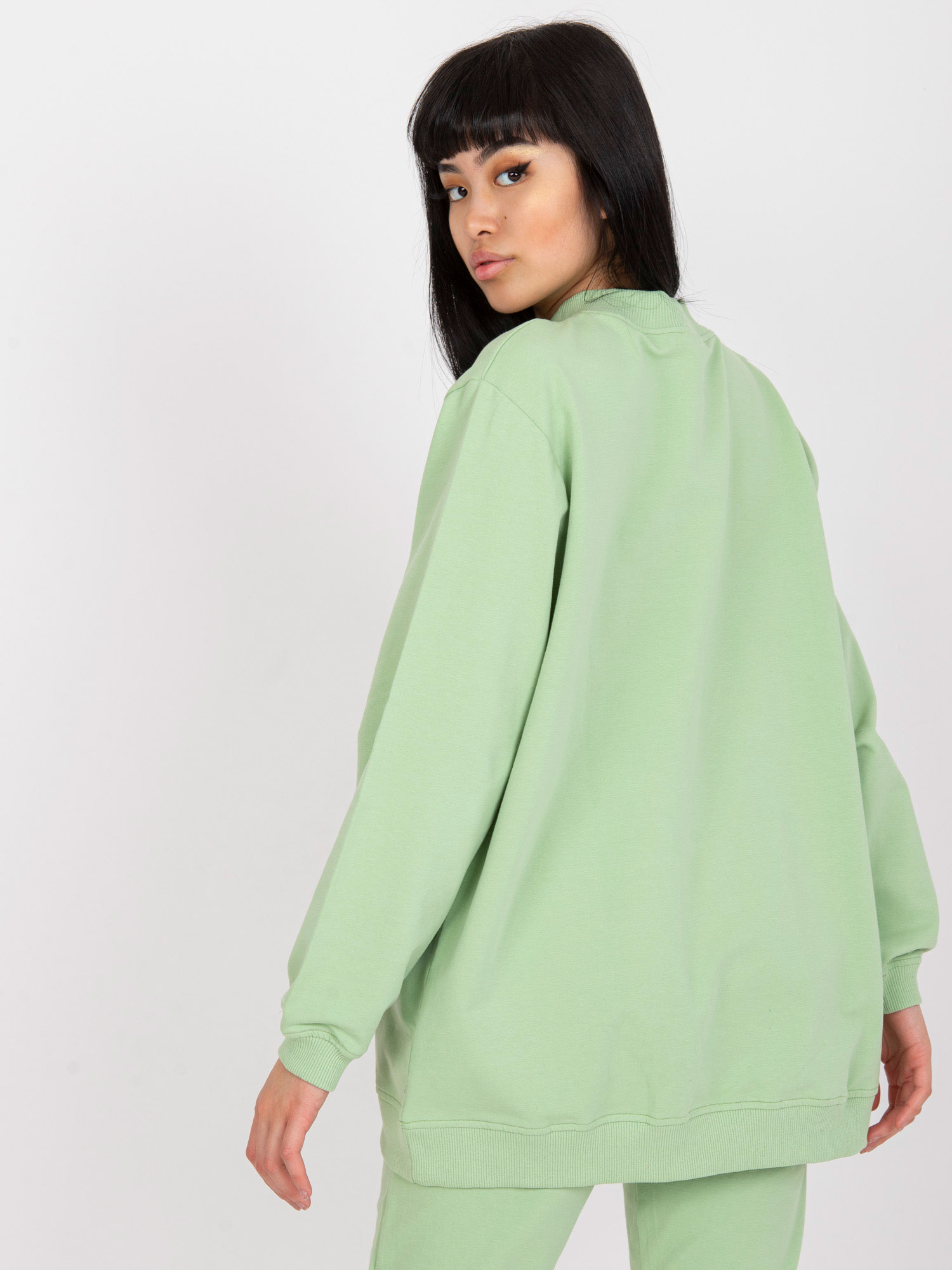 Pistazienfarbener Oversize-Sweatshirt aus Baumwolle.