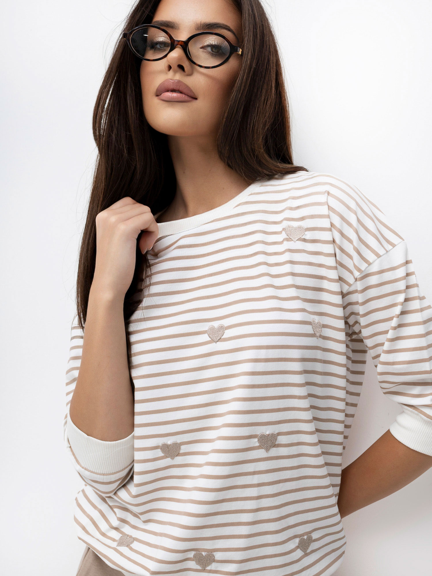 Beige lässige Bluse mit Herzen.