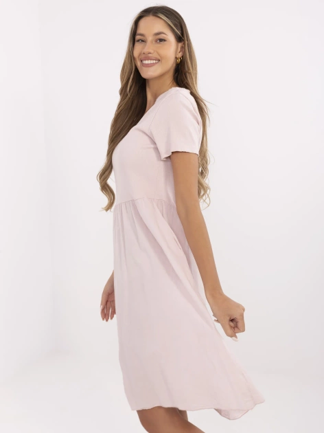 Jasnoróżowa sukienka z prążkowaną górą