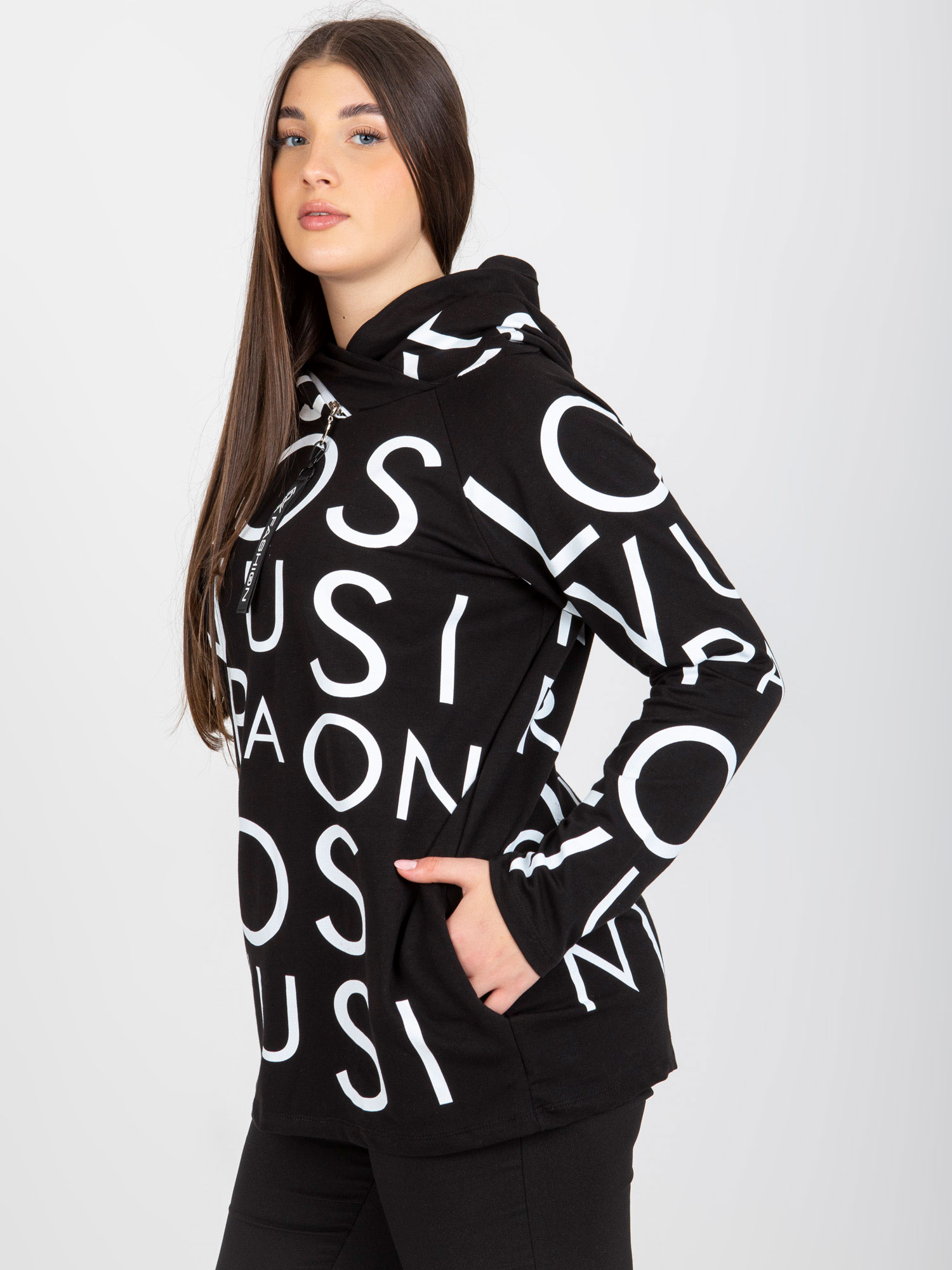 Czarna damska bluza plus size z kapturem i literami