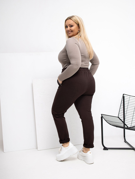 Czekoladowe spodnie plus size z ozdobnymi wstawkami