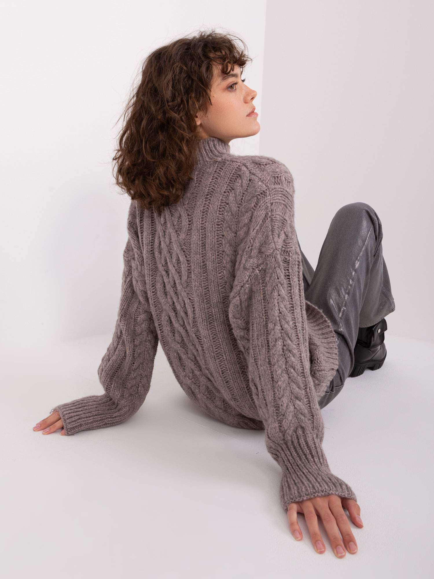 Ciemnoszary damski sweter w warkoczowe sploty