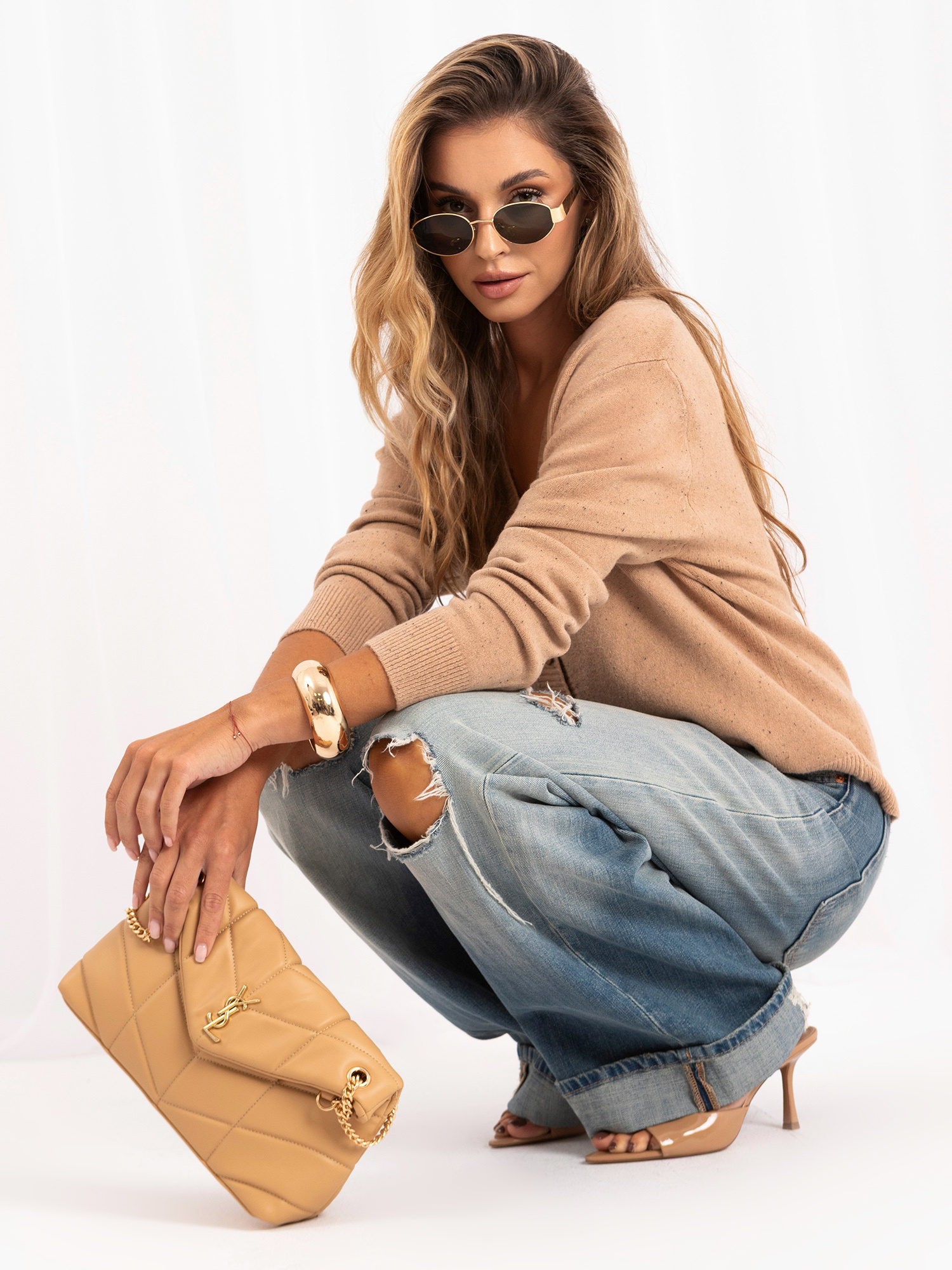 Camelowy rozpinany sweter o kroju oversize 