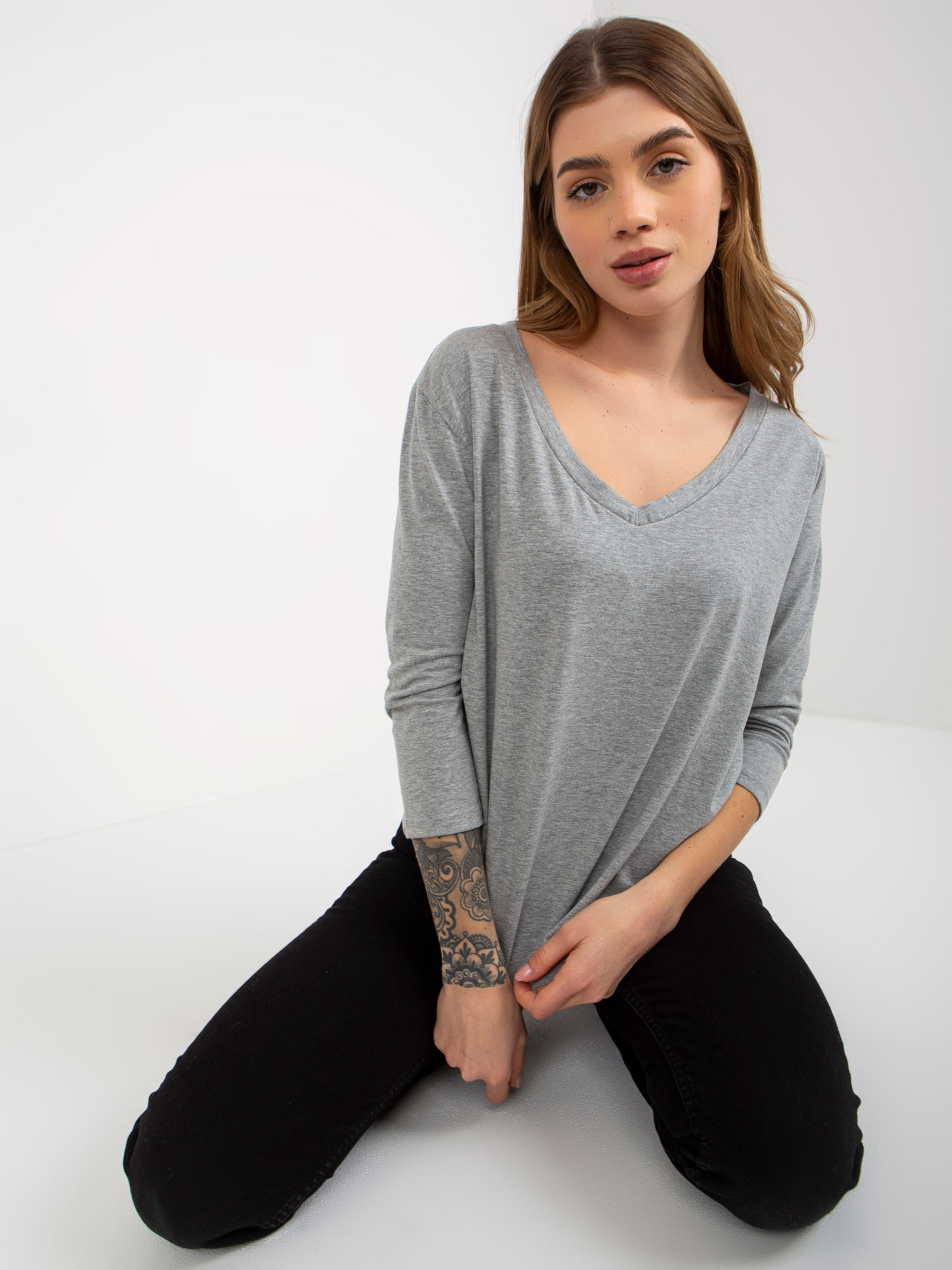 Šedá melírovaná basic blůza s výstřihem do V.