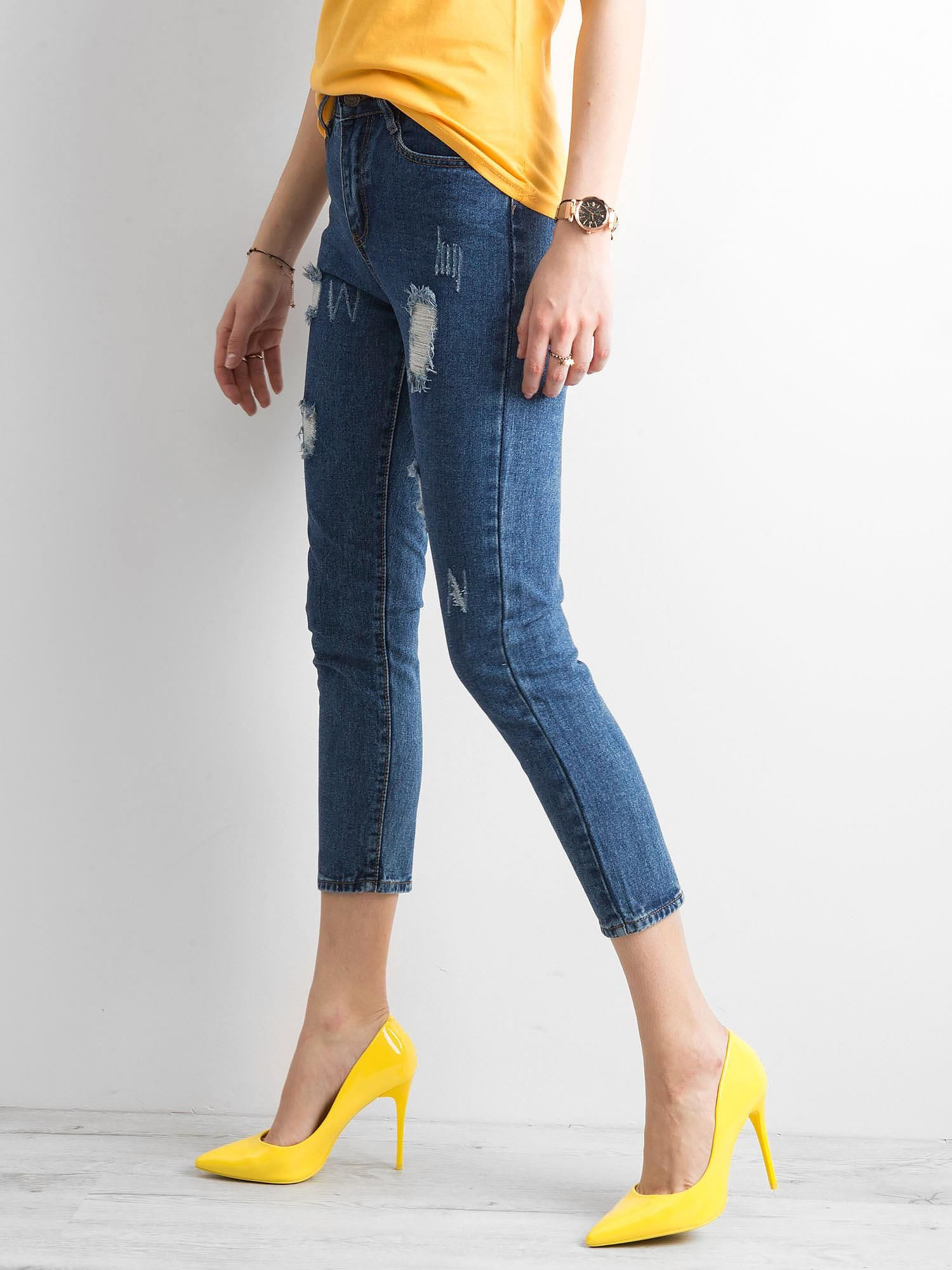 Ciemnoniebieskie spodnie ankle jeans z przetarciami