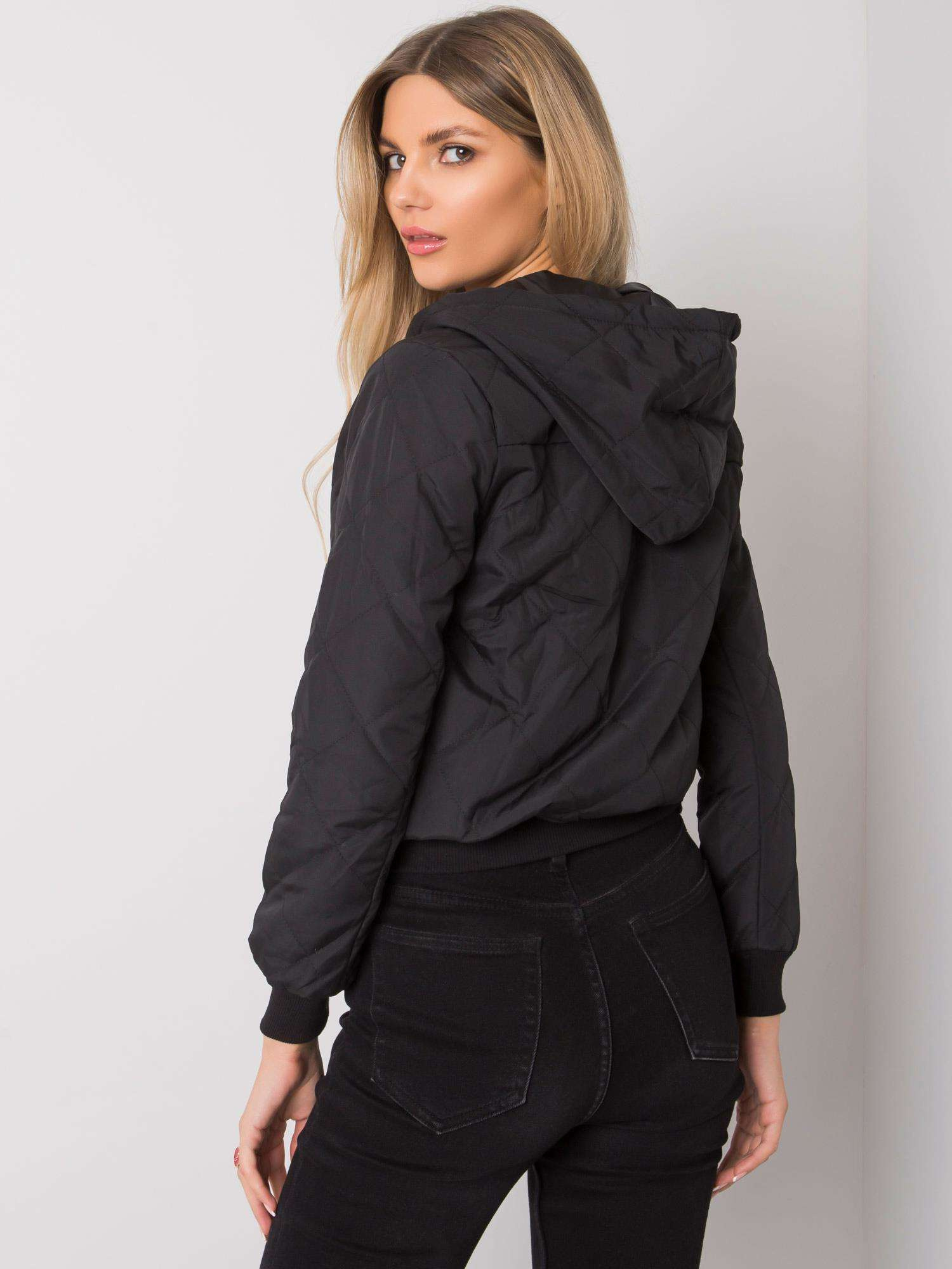 Schwarze gesteppte Jacke mit Kapuze Larah.