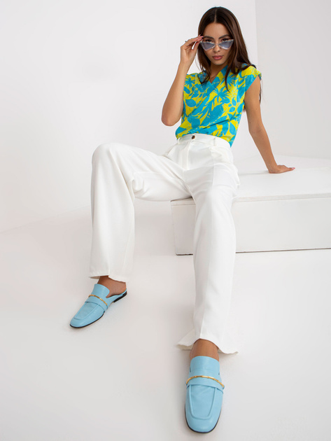 Białe szerokie spodnie garniturowe z kieszeniami