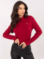 Bordowy prążkowany sweter z golfem