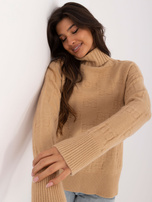 Velkoobchod Camelový svetr s rolákem v oversize střihu.