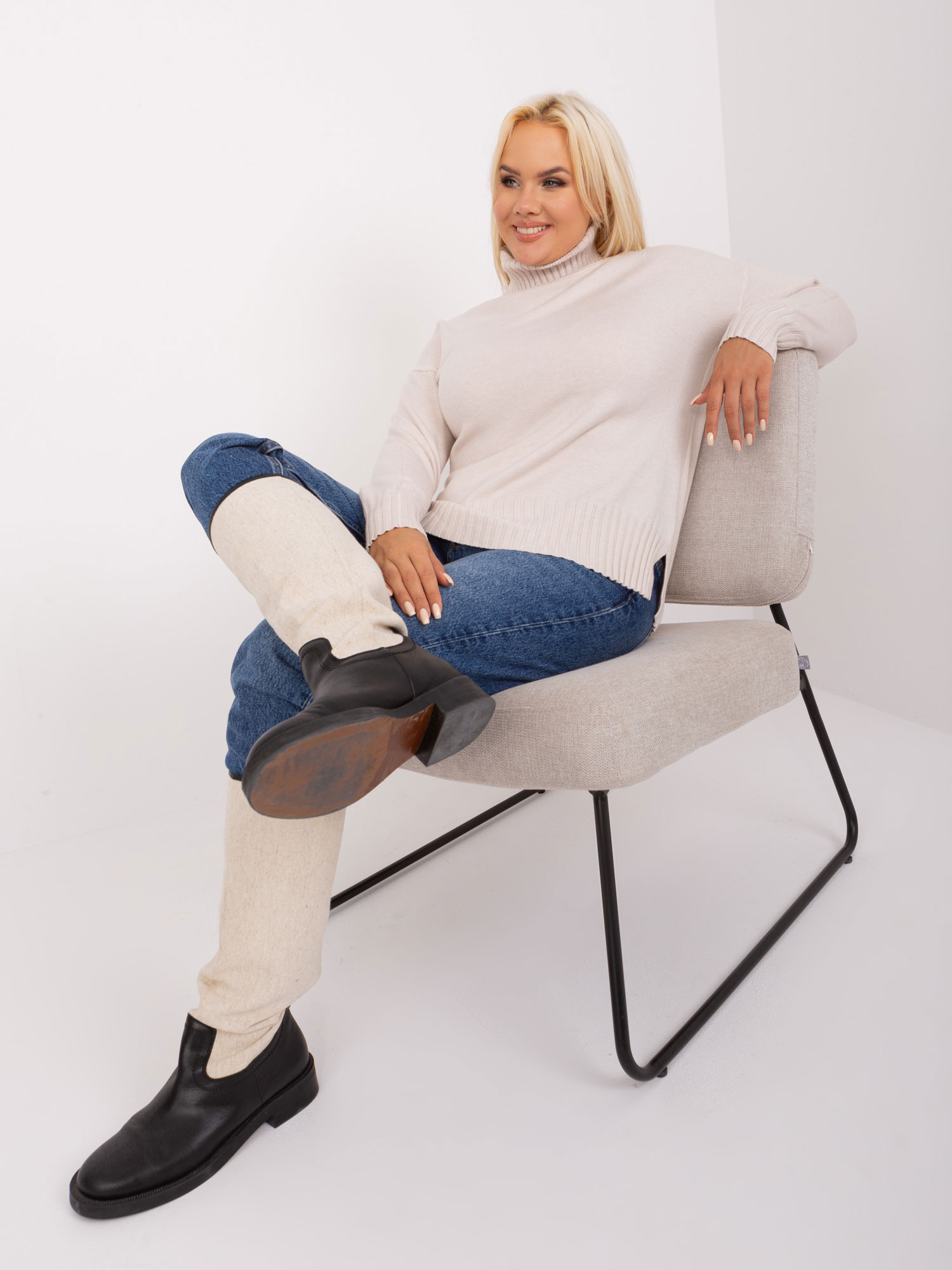 Jasnobeżowy damski sweter plus size z rozcięciami