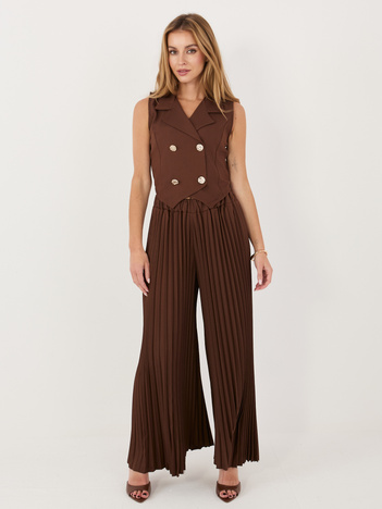 Czekoladowy damski garnitur z dwurzędową kamizelką