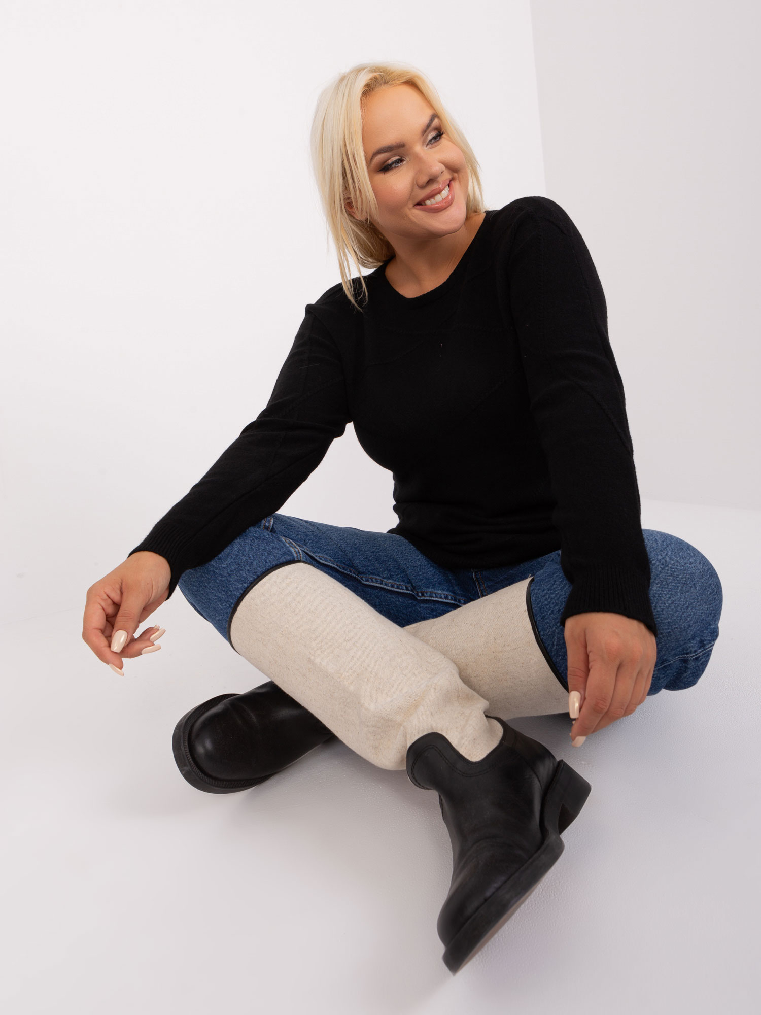 Czarny asymetryczny sweter plus size z wiskozą