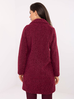 Bordeauxfarbener Damenmantel mit Flauschigkeitseffekt.