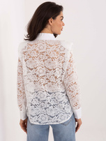 Biała koszula z poduszkami na ramionach