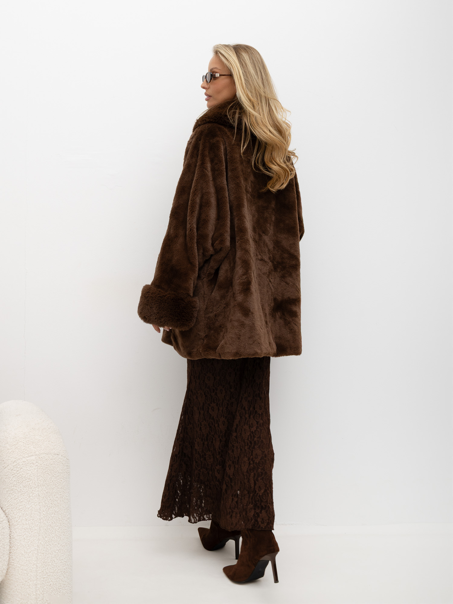 Rudas oversize paltas iš minkštos ekokailio.