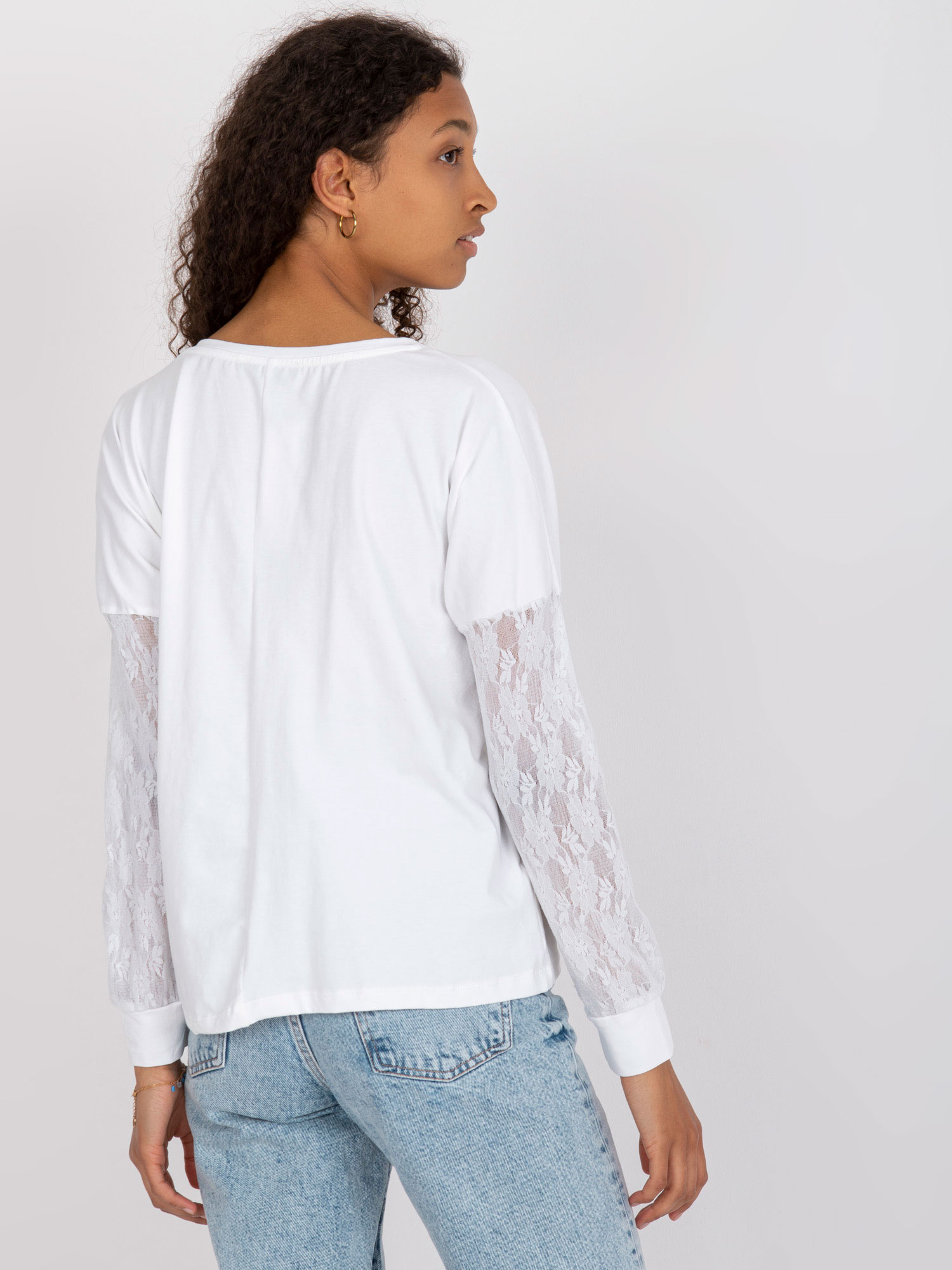 Weiße Bluse mit Spitzenärmeln Shantelle RUE PARIS.