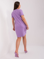 Hurtownia Jasnofioletowa sukienka plus size basic z krótkim rękawem