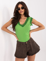 Zielony prążkowany top z dekoltem V