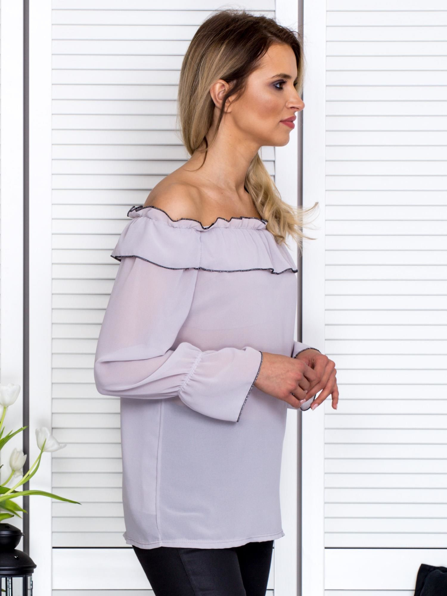 Graue Chiffonbluse im Spanierstil.