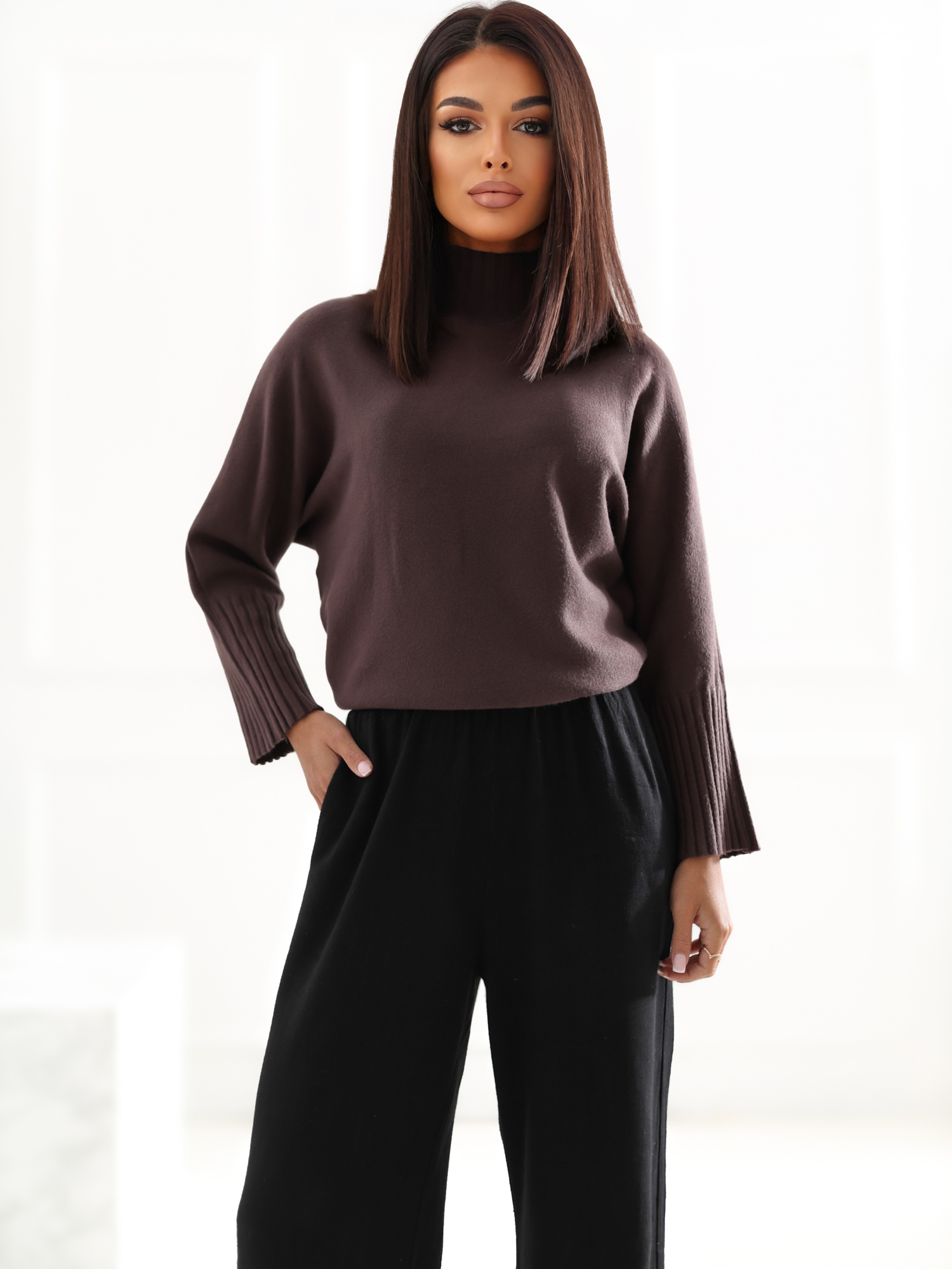 Brązowy damski sweter basic z golfem