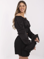 Juoda off-shoulder bluzonė su raišteliu aplink iškirptę.
