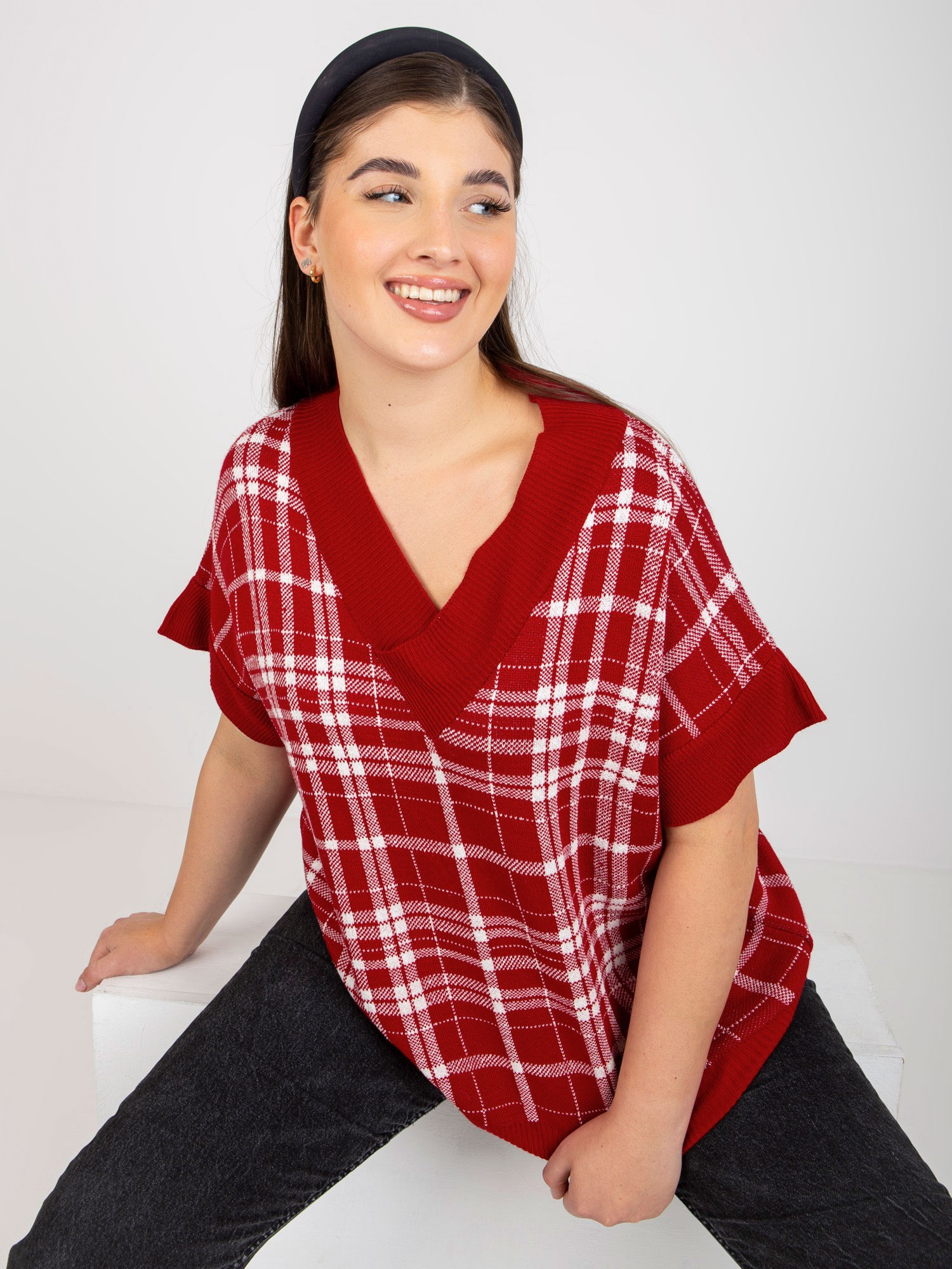 Czerwona dzianinowa kamizelka plus size w kratę