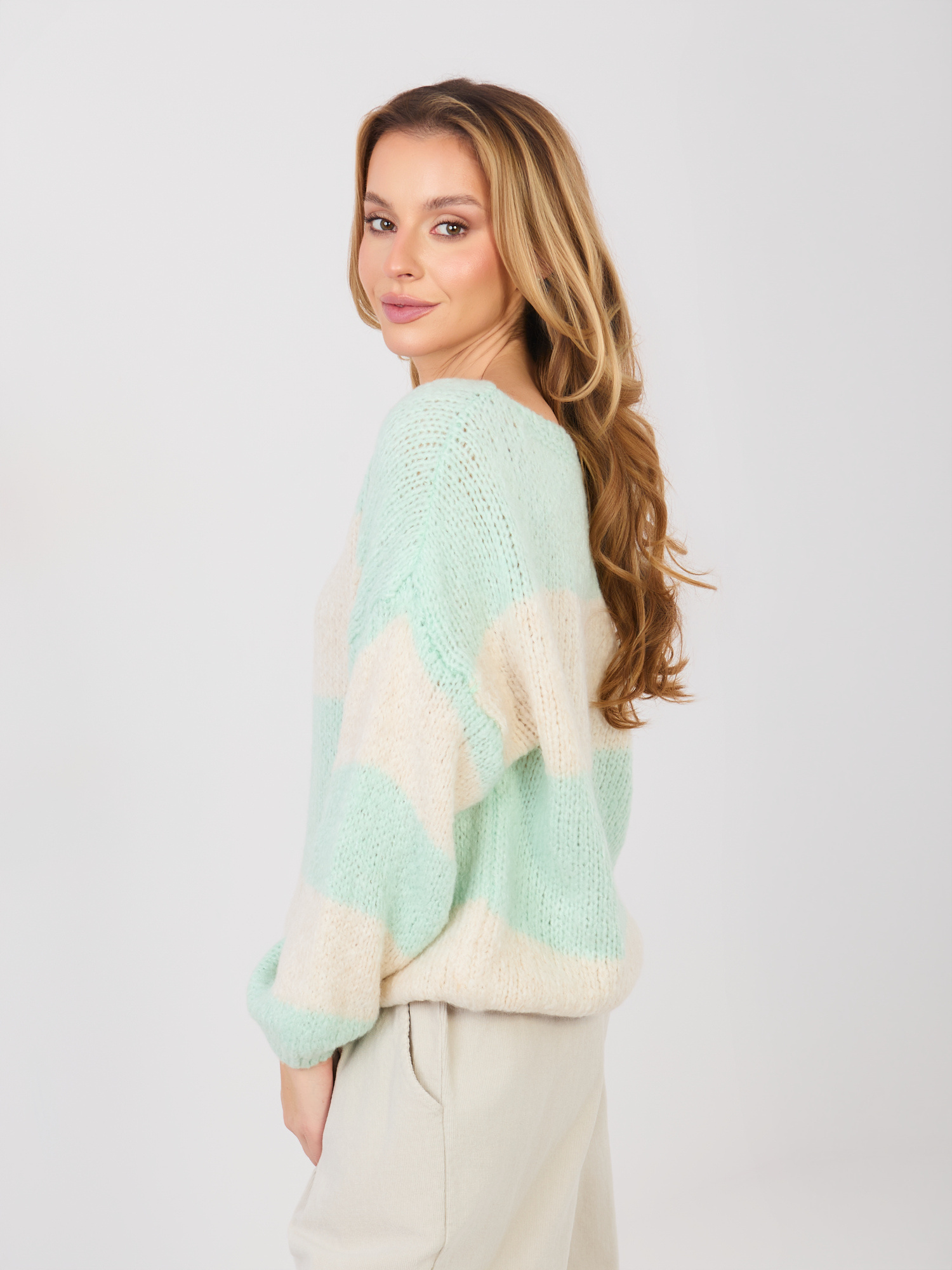 Sweter mietowy