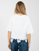 Biała bluzka z koronkowym wykończeniem
