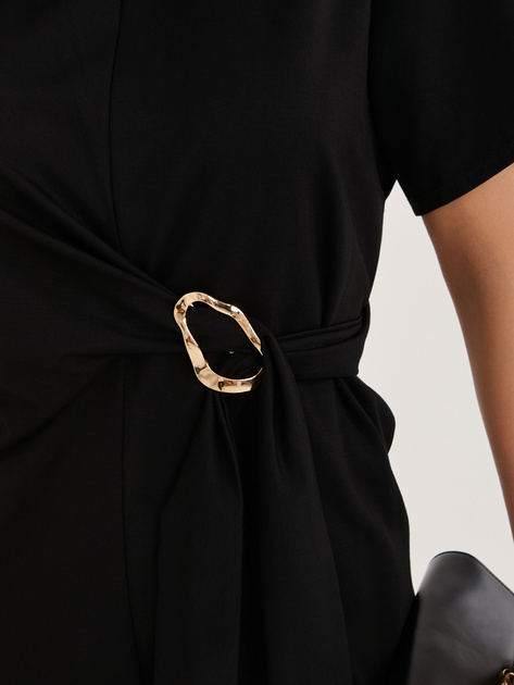 Czarna midi sukienka z ozdobnym detalem