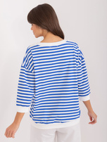 Hurtownia Kobaltowo-biała damska bluzka z naszywką