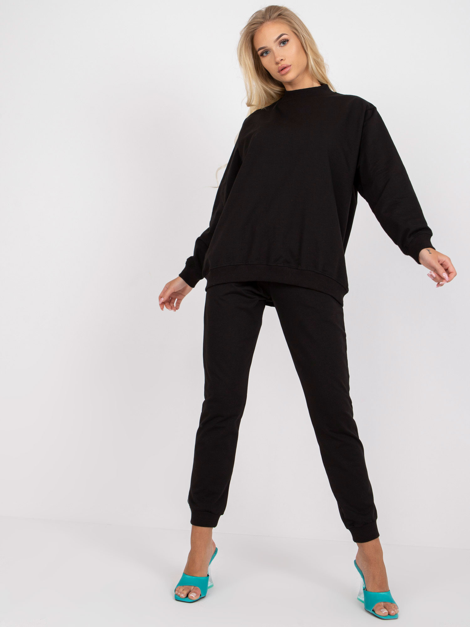 Czarna dresowa bluza basic bez kaptura 