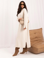 Hellbeige Oversize-Strickkleid mit Schlitzen.