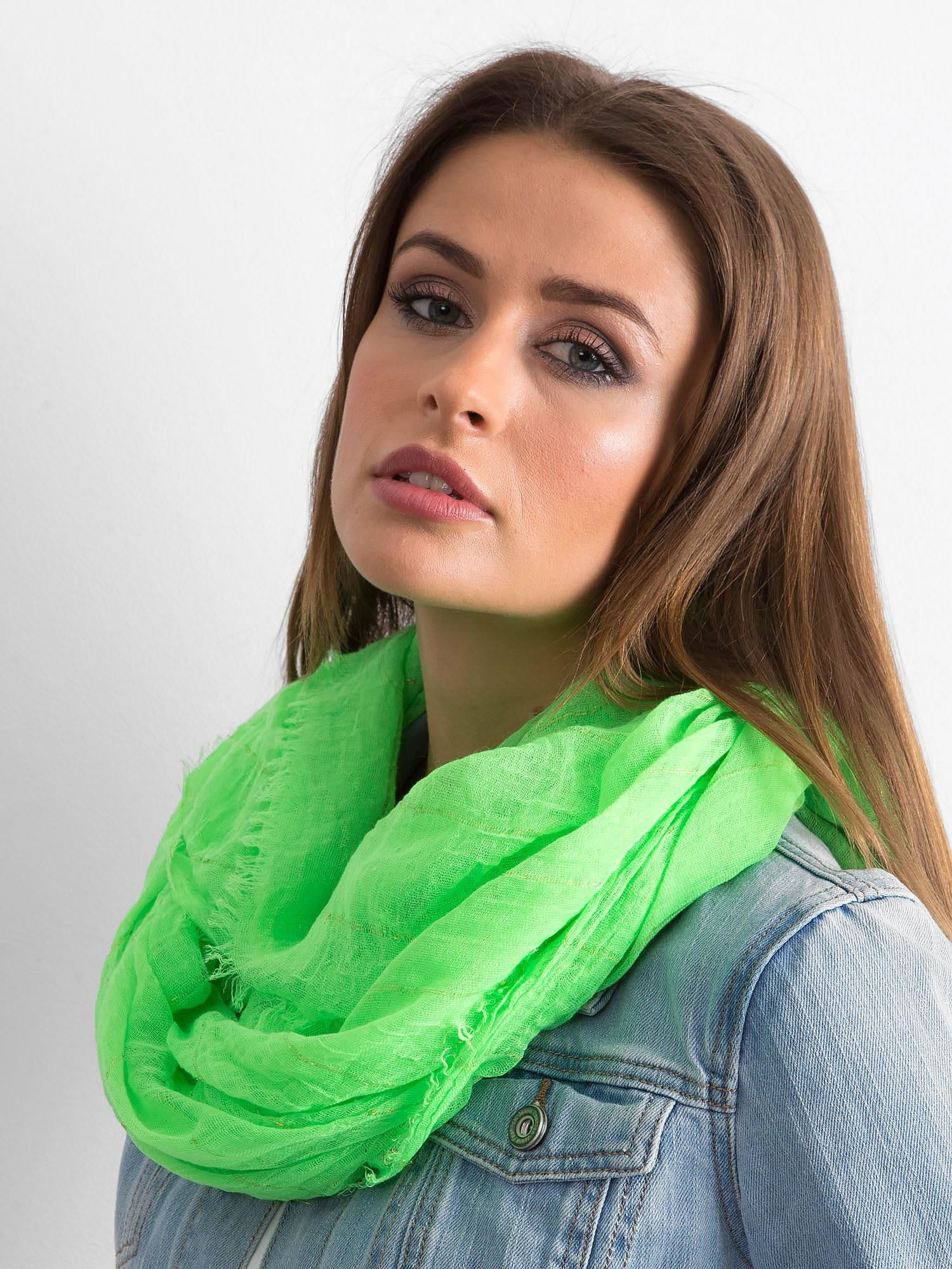 Fluo grüne Schal mit metallischem Faden.