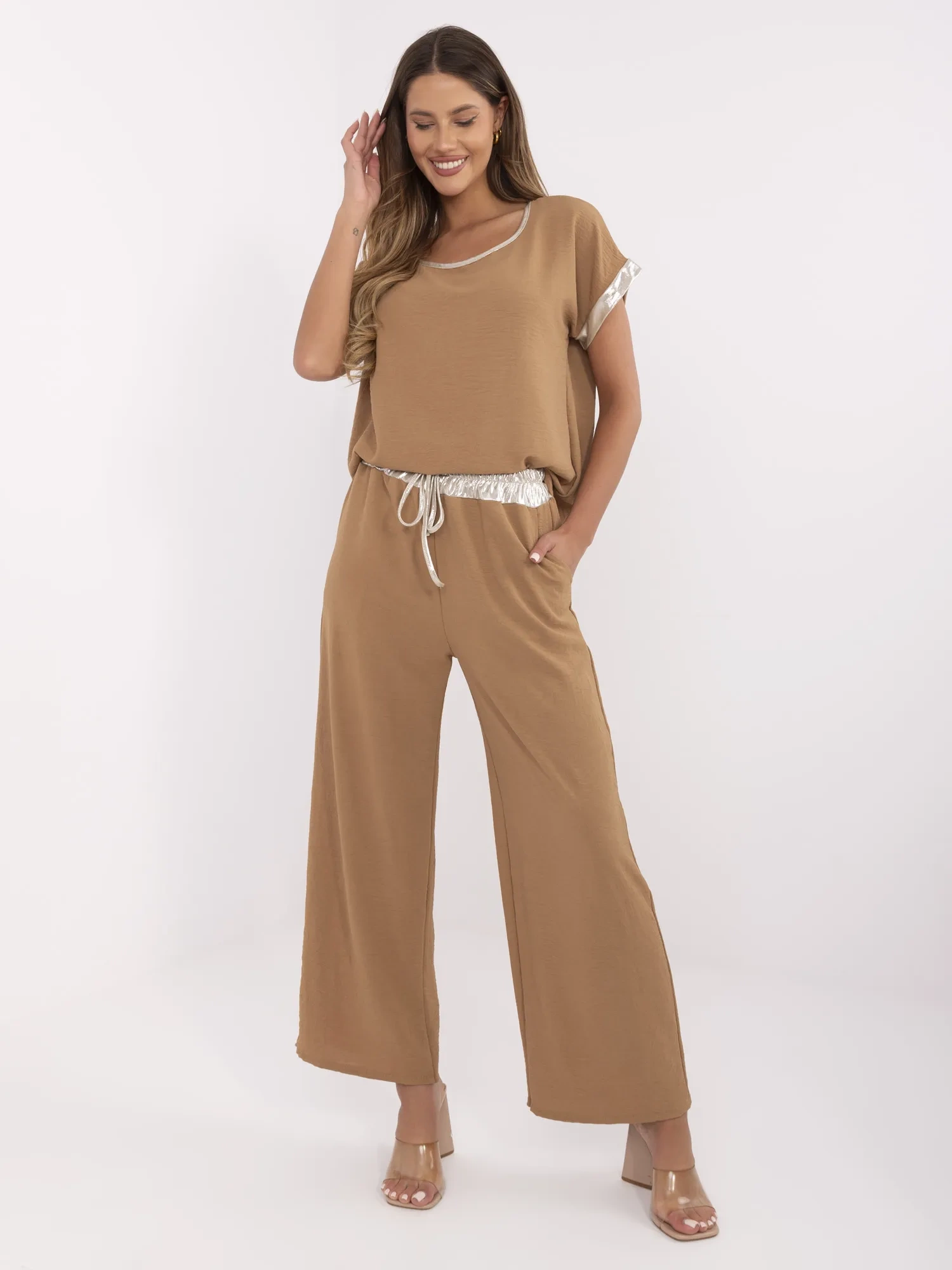 Dark brown summer set with wide trousers.