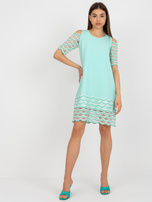 Mintfarbene Cocktailkleid mit freien Schultern.