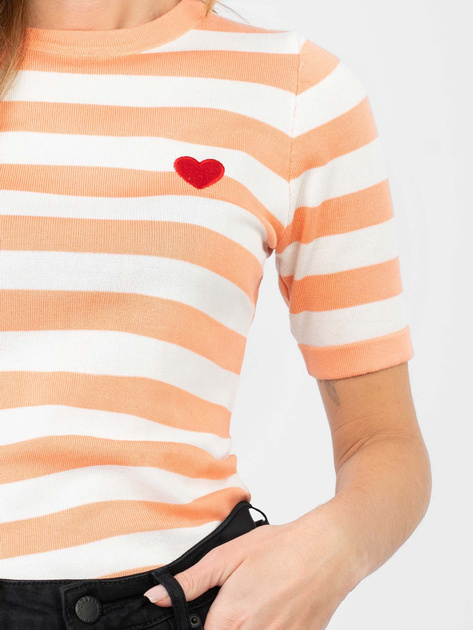 Pomarańczowy sweter z haftem w kształcie serca