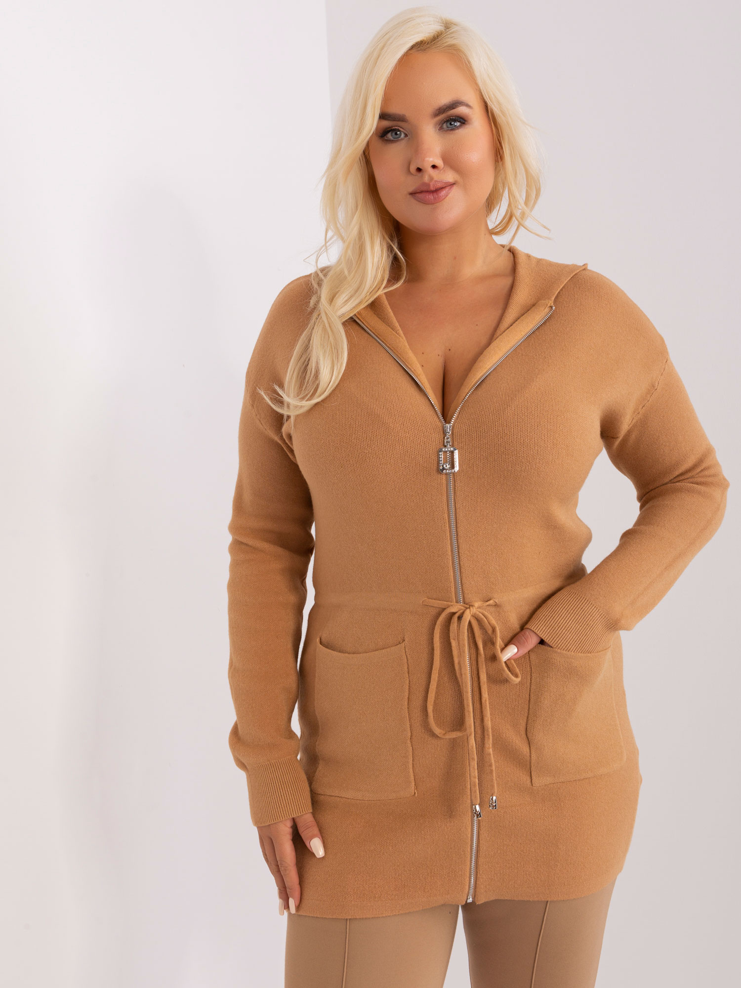 Camelowy rozpinany sweter plus size z kieszeniami