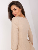 Hurt Beżowa ołówkowa sukienka koktajlowa z futerkiem