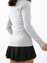 Grau eleganter Pullover mit dekorativem Reißverschluss.