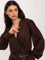 Czekoladowe eleganckie body z koronkowymi rękawami