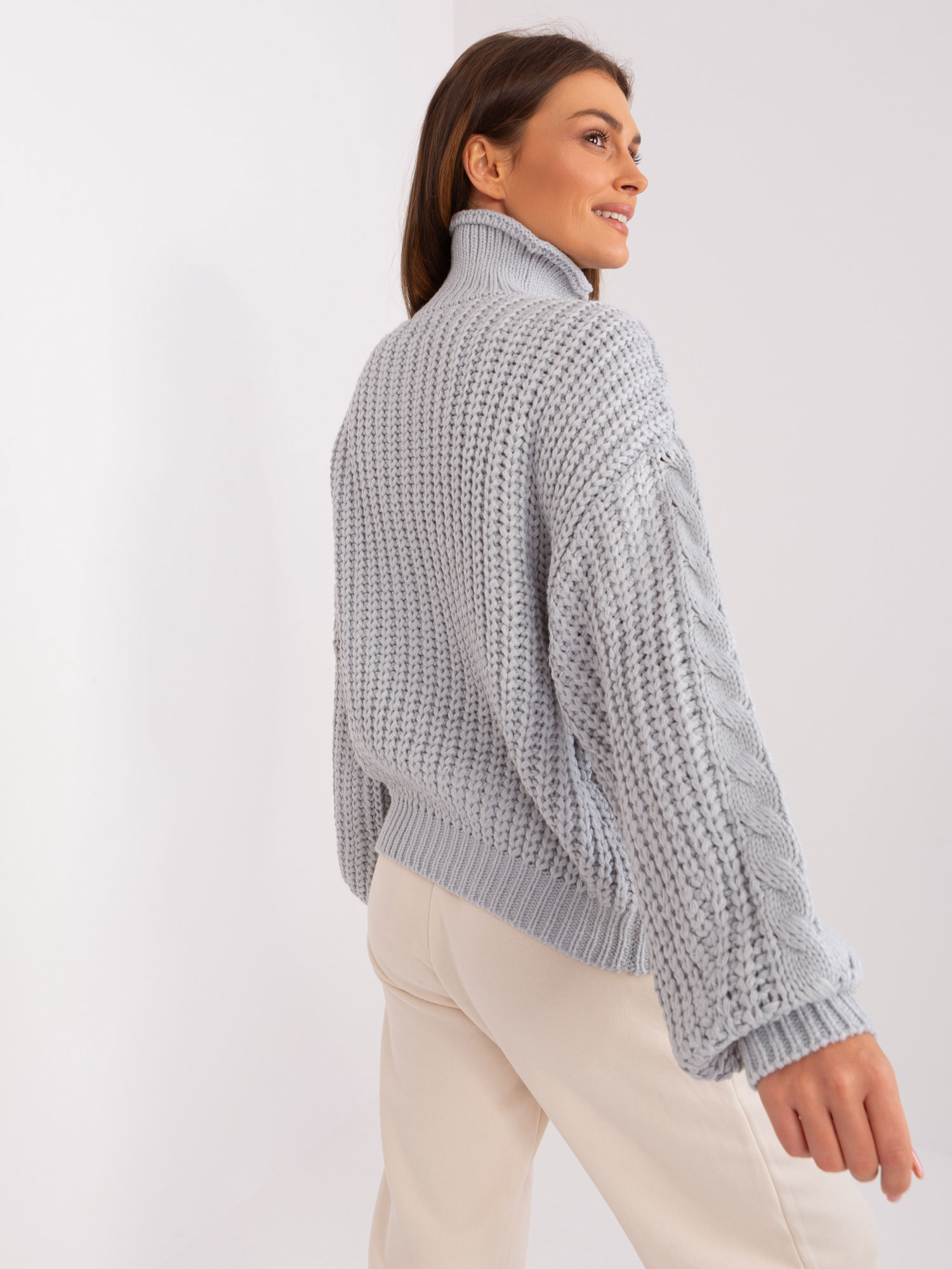Szary damski sweter oversize z golfem