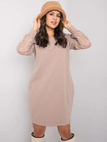 Ciemnobeżowa sukienka z koronkowymi rękawami Alexxie RUE PARIS