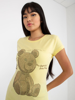 Hurtownia Jasnożółty dopasowany t-shirt z aplikacją misia 