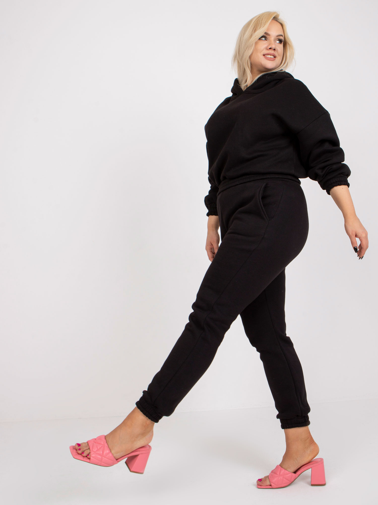 Černý teplákový komplet plus size s kapucí.