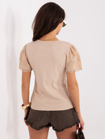 Ciemnobeżowa bluzka z ażurowym wykończeniem na rękawach