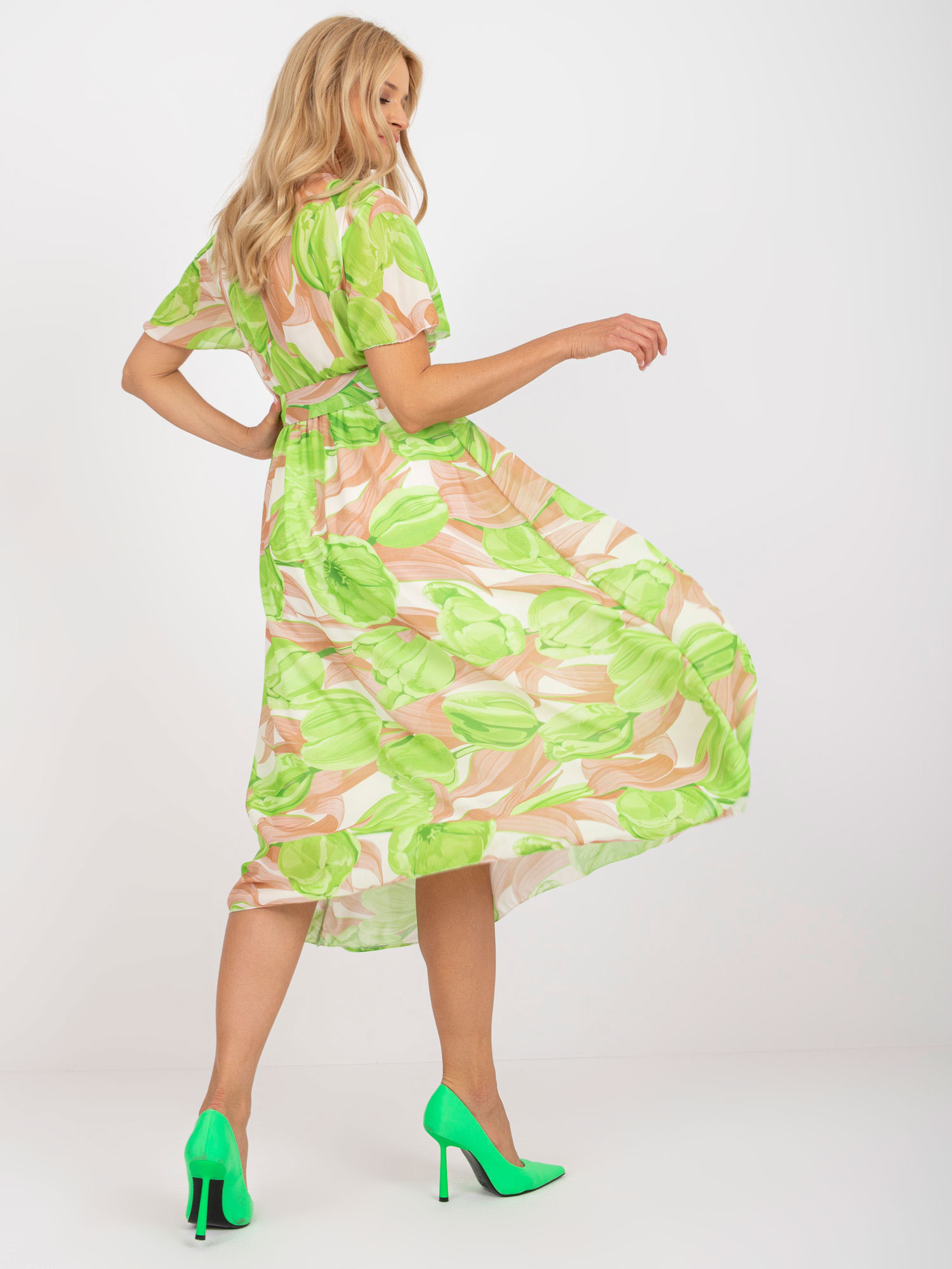 Beige-grüne Midi-Kleid mit bunten Mustern.