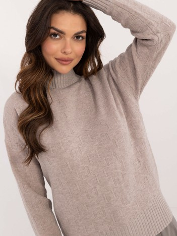 Beige Damenpullover mit Muster und Stehkragen.
