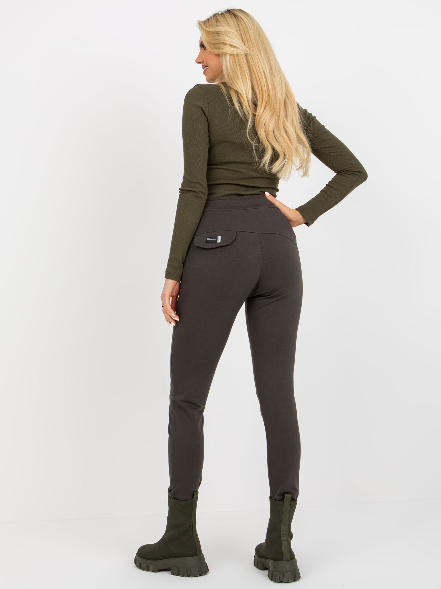 Hurtownia Khaki dresowe spodnie basic z wiązaniem 