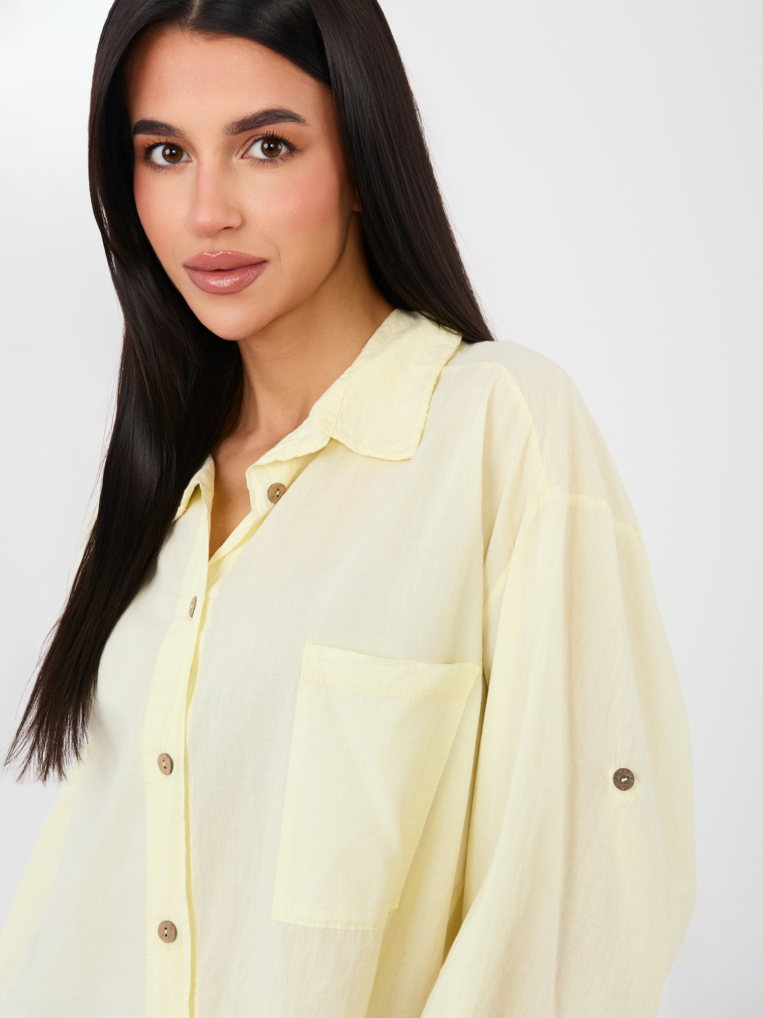 Helle gelbe asymmetrische Bluse mit Kragen.